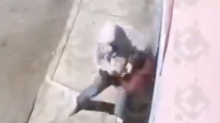 ¡Indignante! Ladrón aplica llave de lucha libre a mujer para robarle el celular: VIDEO