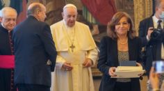 Papa Francisco condecora a Valentina Alazraki