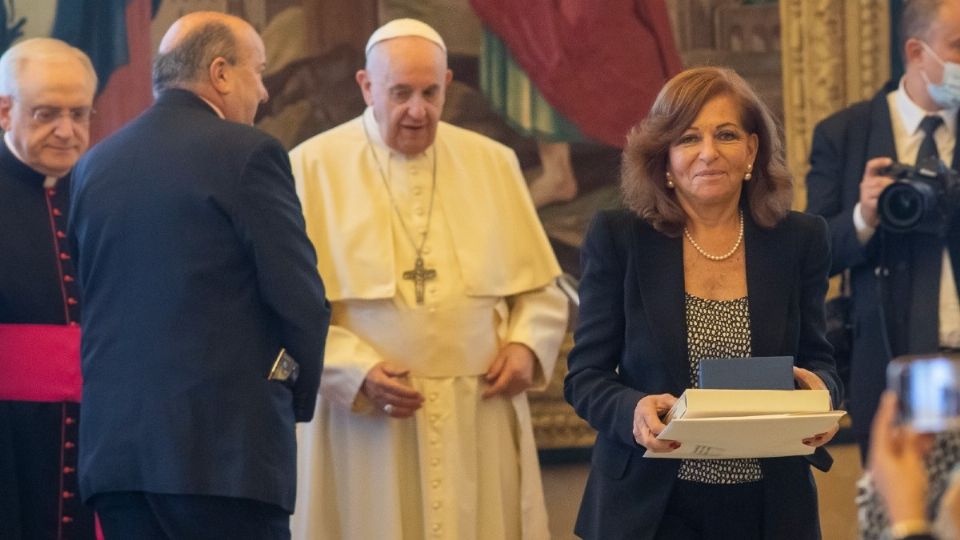 La periodista mexicana Valentina Alazraki recibió el reconocimiento de manos del Papa Francisco. Foto: Pablo Esparza