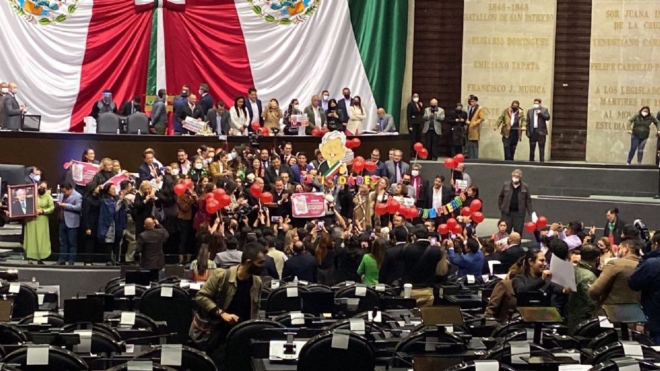 De acuerdo con los partidos de oposición, en el Canal del Congreso se transmitieron las mañanitas que cantaron al presidente, pese a que ya se había declarado una receso. Foto: Iván E. Saldaña