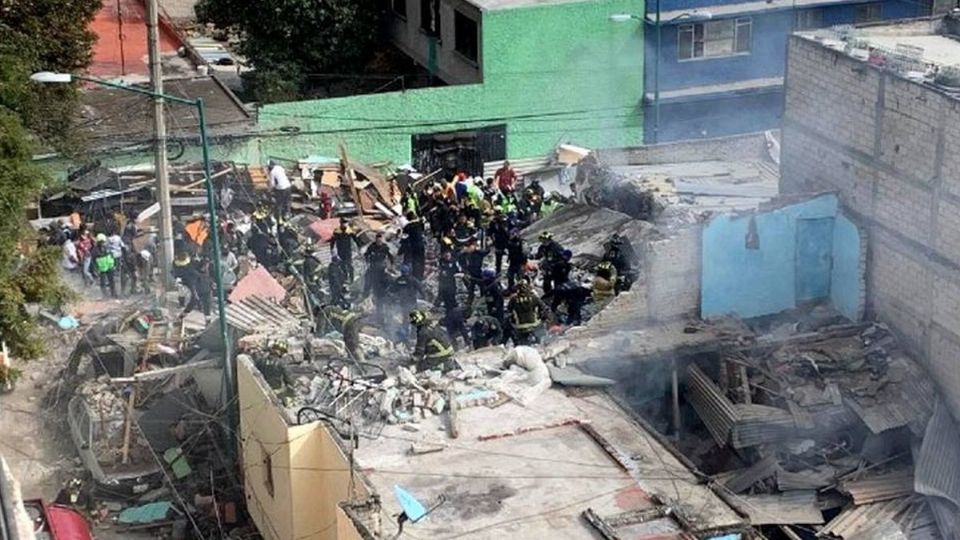 La explosión ocurrió la mañana de este sábado 13 de noviembre en una vivienda en la colonia Pensil Norte, en Miguel Hidalgo. Foto: Captura de pantalla