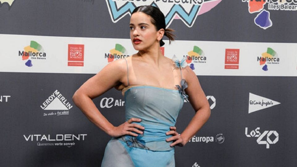 Rosalía conquistó en Los 40 Music Awards al asistir con un vestido azul de Dolce & Gabbana. Foto: Especial