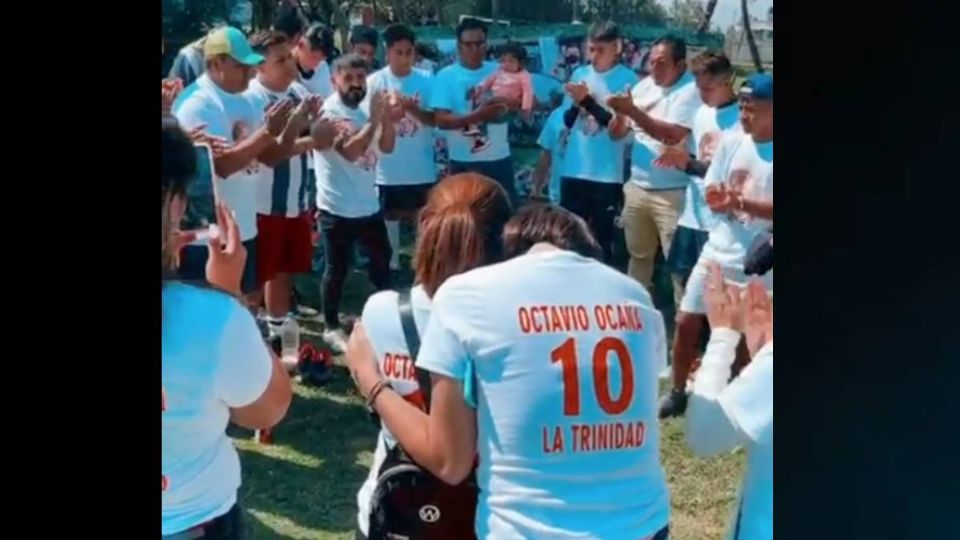 Amigos de Octavio Ocaña lo despidieron en la cancha. Foto: Captura de pantalla