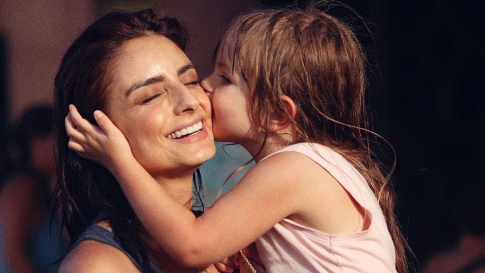 Aislinn Derbez y su pequeña hija Kailani. Foto: Instagram