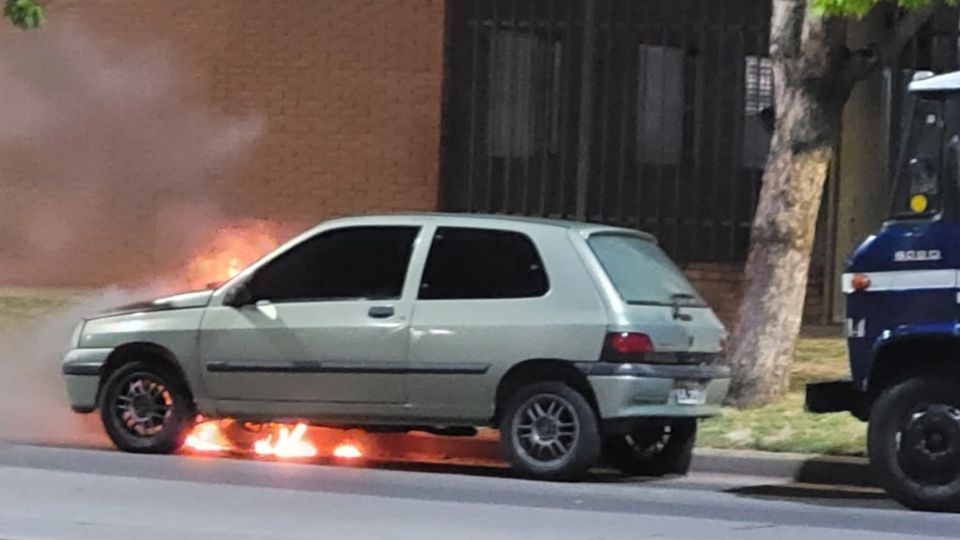 El auto fue pérdida total (Foto: Twitter@HernanFunes)