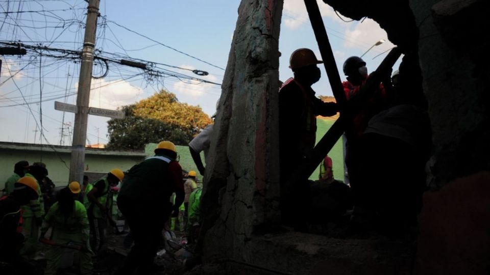 La remoción de escombros continua en la zona (Foto: Cuartoscuro)