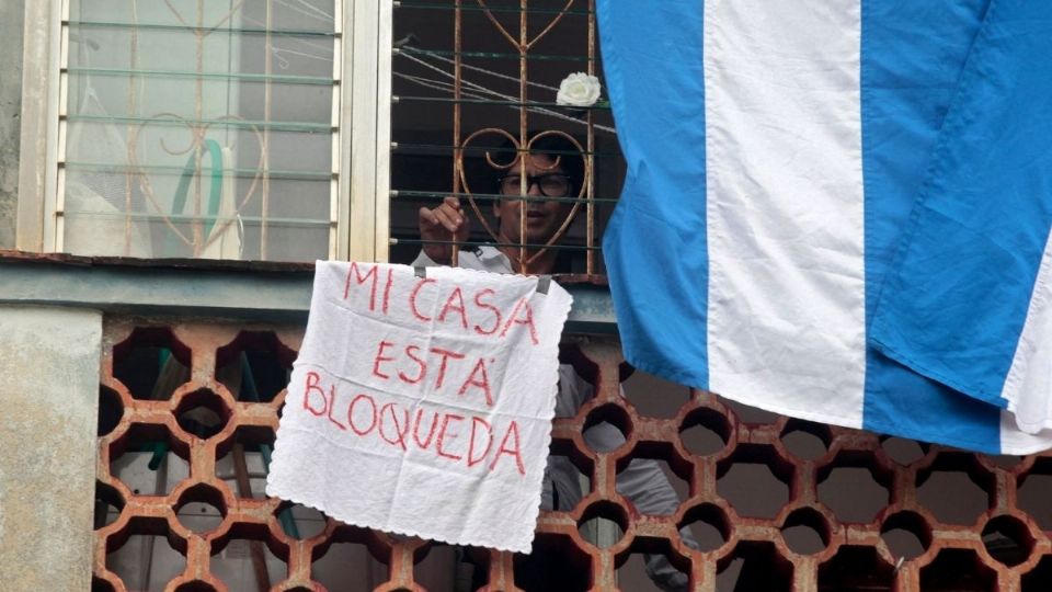 DENUNCIA. El disidente acusó desde su ventana la restricción en su contra. Foto: AFP