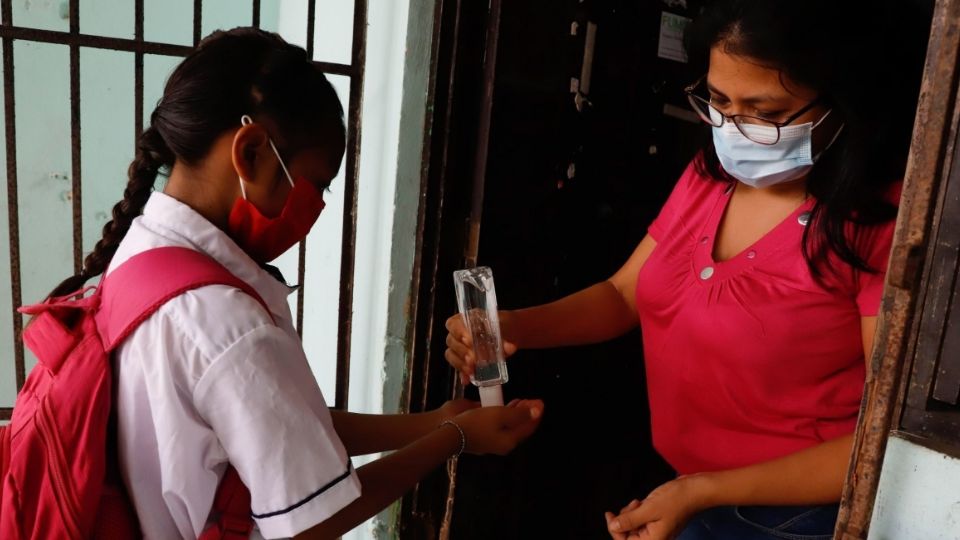 Imagen de estudiantes llegado a sus clases presenciales.