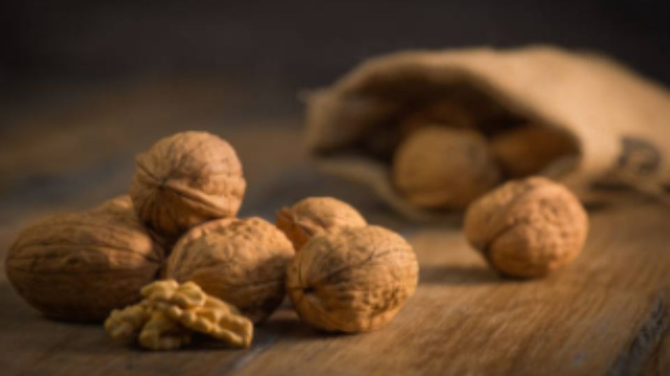 Mascarilla de nuez y aceite de oliva para reducir las arrugas en el rostro. Foto: iStock