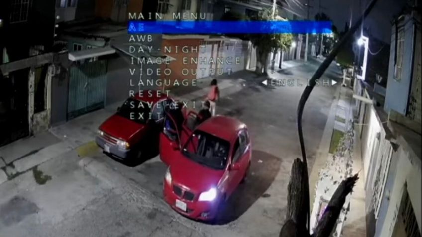 Joven corre y abandona a su compañera para evitar asalto en las calles de Ecatepec: VIDEO