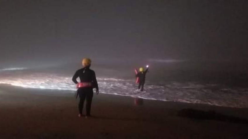 Migrantes se lanzaron al mar de Tijuana para buscar nadando el "sueño americano"; ya los buscan la Semar y los bomberos