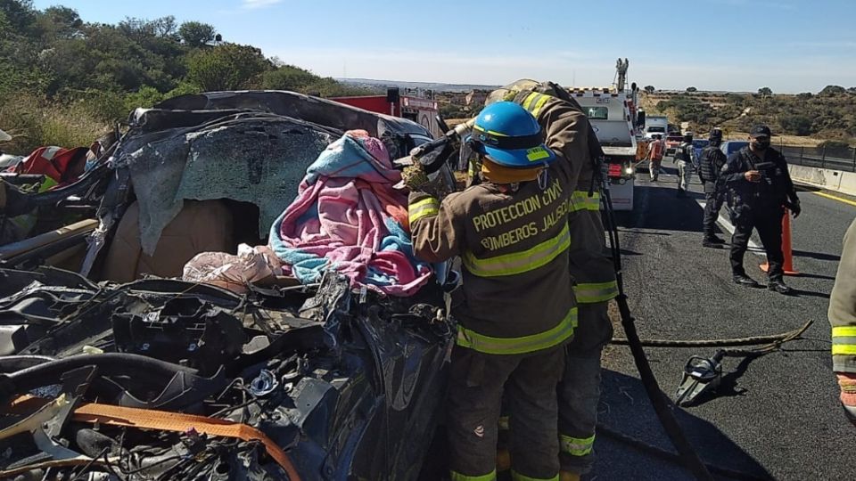 A los cuerpos de emergencia les llevó poco más de tres horas poder extraer los cuerpos (Foto: Twitter @PCJalisco)