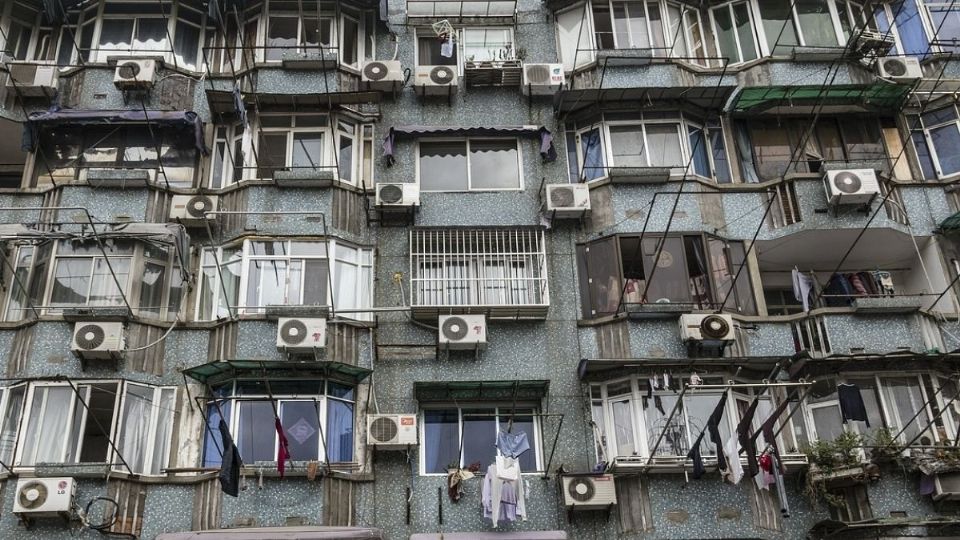 Aires acondicionados instalados en la fachada de un edificio. Foto: Pixabay