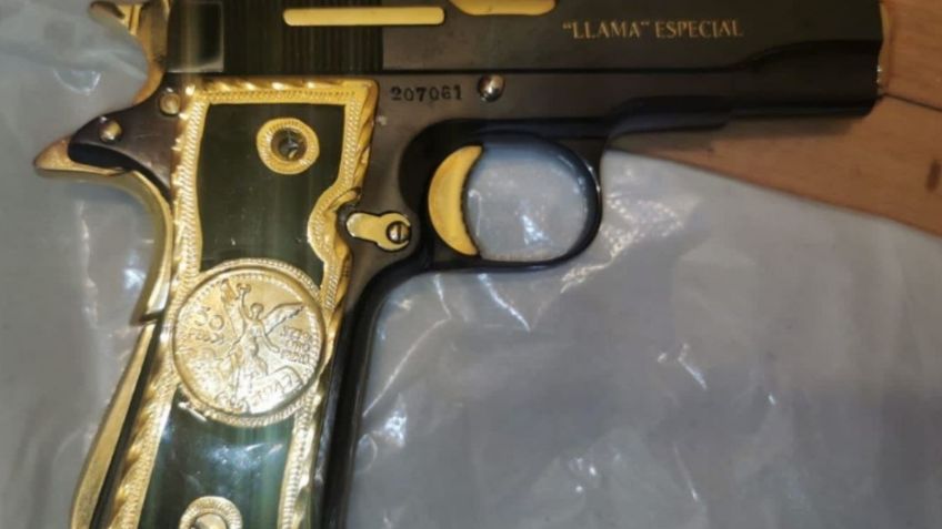 ¡No es broma! Olvidan pistola bañada en oro en vestidores de centro comercial de Guadalajara