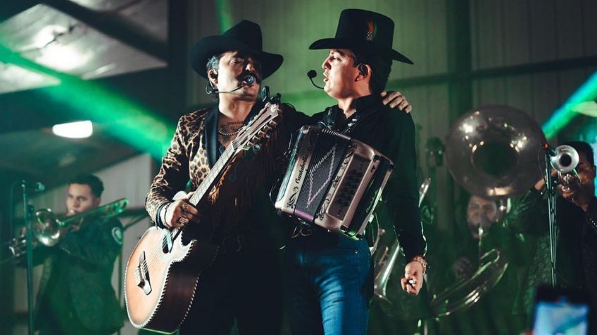 Los Dos Carnales le cantan conmovedor corrido a sus padres durante concierto | VIDEO