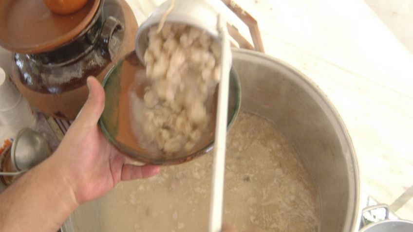 ¿Has llevado comida al cine? Ésta familia se metió hasta con la olla de pozole | VIDEO