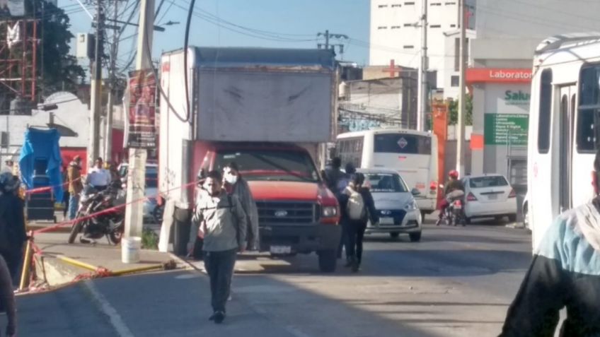 Edomex: Muere motociclista debajo de una camioneta tras derrapar