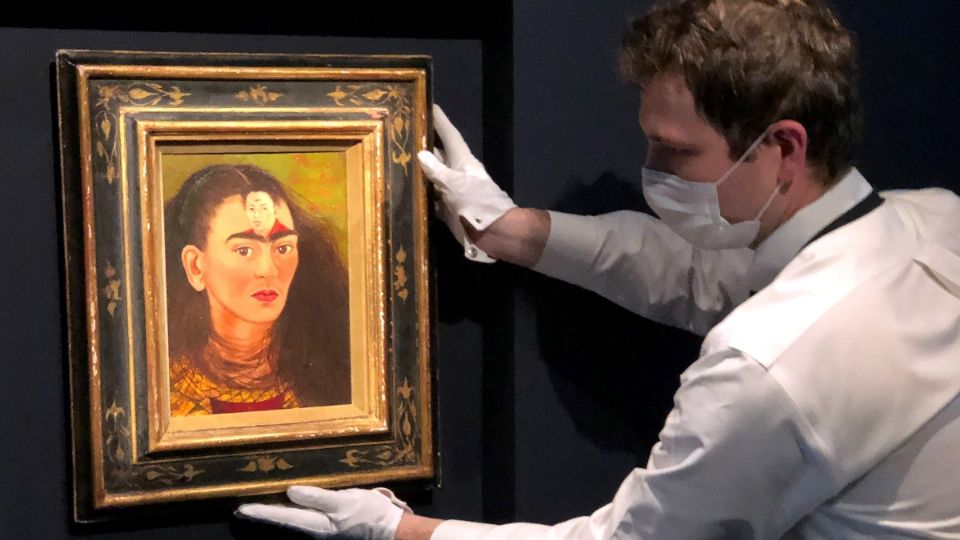 Un operario de Sotheby's desplaza el autorretrato 'Diego y yo', de Frida Kahlo, a la sede de la casa de subastas en Nueva York. Foto: EFE