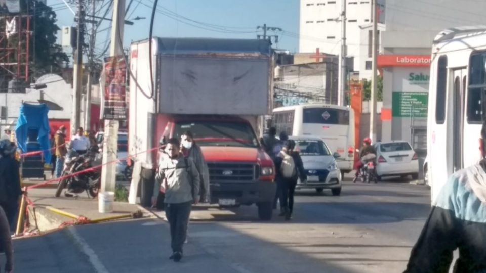 El cuerpo del hombre quedó debajo de la unidad pesada (Foto: TWITTER @vulcano_7)