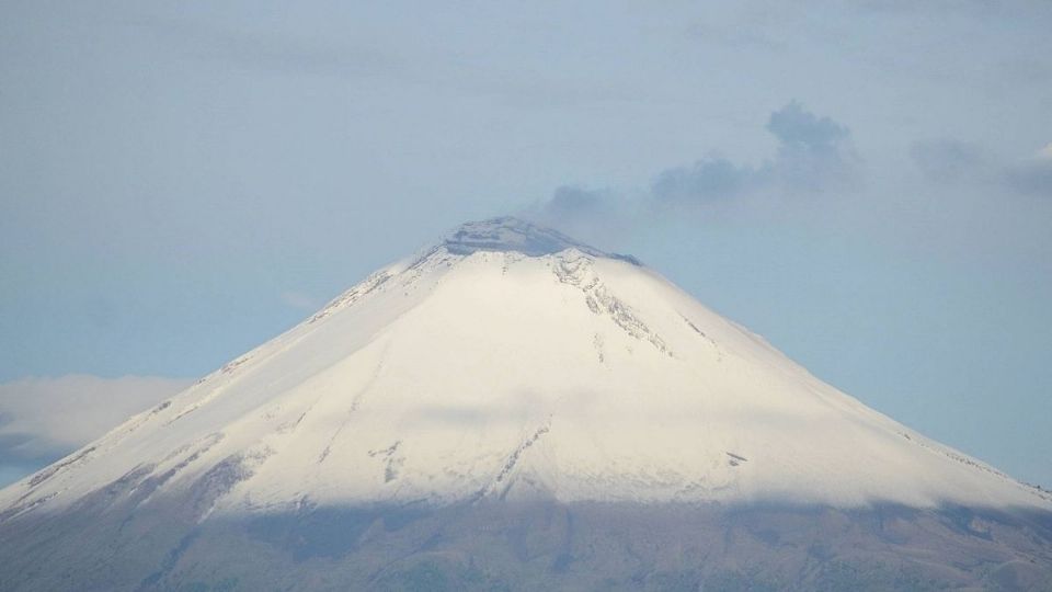 CLIMA. El investigador Hugo Delgado calcula que en 2031 ya no habrá nieve en el Popocatépetl. Foto: Enfoque