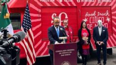 Paco Ignacio Taibo II y el Hijo del Santo inauguran el "Book Truck" en San Diego