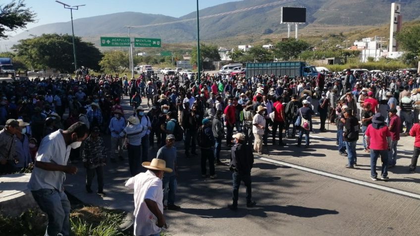 Autopista del Sol en Guerrero es bloqueada por cerca de mil personas