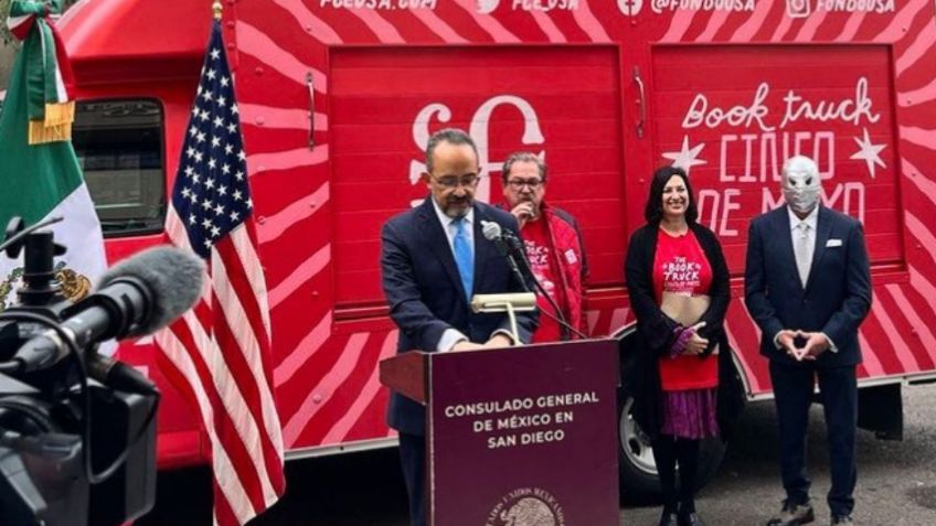 Paco Ignacio Taibo II y el Hijo del Santo inauguran el "Book Truck" en San Diego