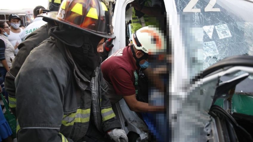 CDMX: Combi choca en calles de la Venustiano Carranza; bomberos rescatan a una mujer prensada