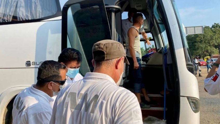 Migrantes se entregan a autoridades del INM en Veracruz