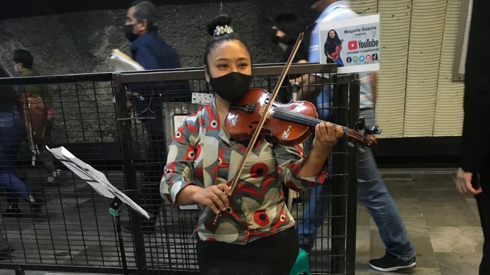 LUCHA. El tocar en el Metro le ha ayudado a trabajar como maestra de música. Foto: Especial