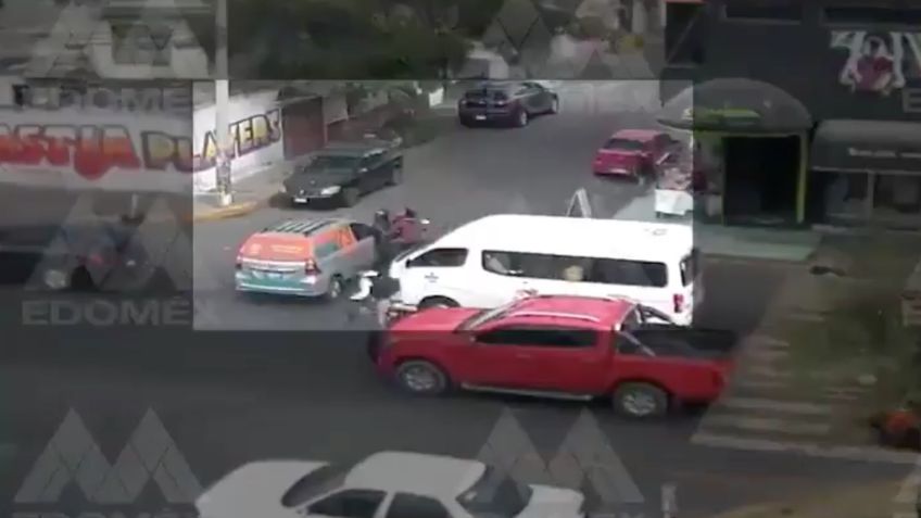 Edomex: Motociclista se impacta contra vehículo en movimiento en calles de Nezahualcóyotl | VIDEO