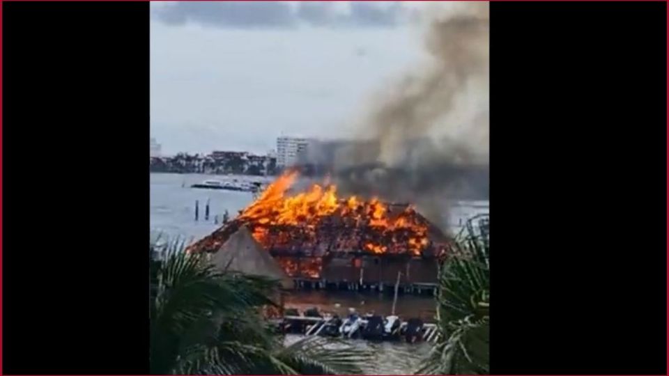 El incendio consumió la palapa del restaurante
(Foto: Twitter @PeriodicoQuequi)