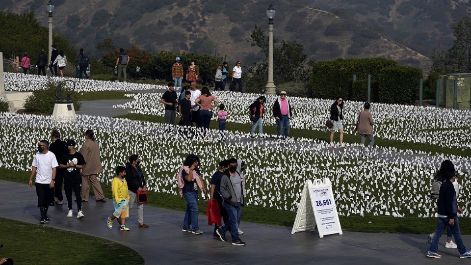 El gobierno de Estados Unidos decidió abrir los refuerzos de la vacuna contra el COVID-19 a todos los adultos. Foto: AP