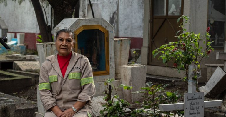 Guadalupe fue de las primeras mujeres de la CDMX en trabajar como sepultureras (Fotografía: Cynthia Benítez)