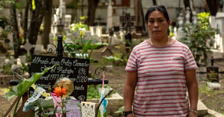 Agustina luchó para quedarse con la plaza de su padre y seguir la tradición de sepultureros (Fotografía: Cynthia Benítez)