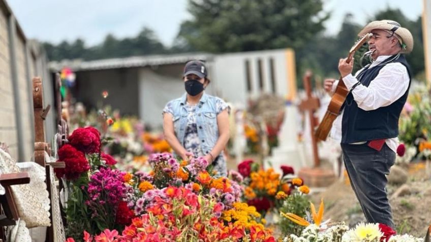 Día de Muertos: Llevan vida y color a panteones en Edomex