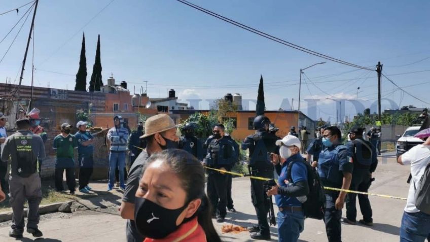 Habitantes de Xochimehuacán rompen cerco de seguridad; se llevan muebles y hasta refrigeradores