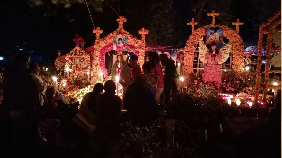 Panteones se desbordan en Día de Muertos. Foto: Especial