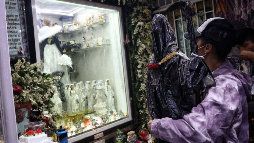 Miles de creyentes acudieron al altar de la Santa Muerte en Tepito (Foto: Andrea Murcia/ Cuartoscuro)