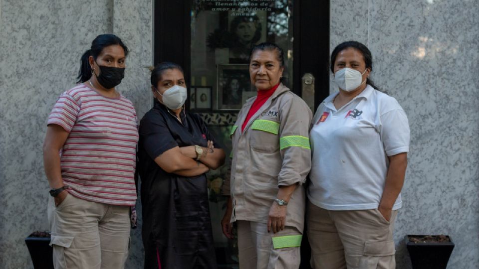 Guadalupe, Agustina y Alma laboran como sepultureras en la Ciudad de México