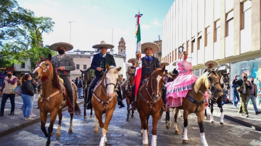 Gobernador José Ricardo Gallardo se luce a caballo en desfile de la Revolución Mexicana