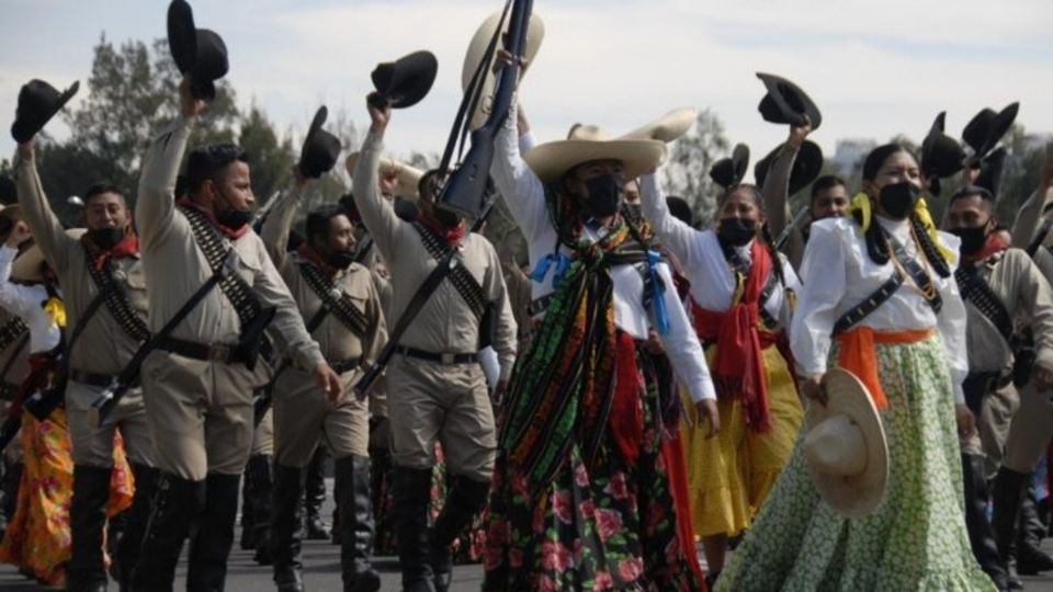 En el Zócalo capitalino se vio desfilar a militares disfrazados. Foto: Especial