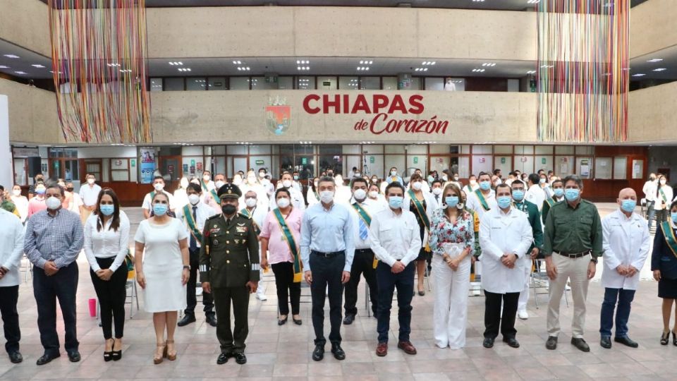 El gobernador Rutilio Escandón y el titular del IMSS, Zoé Robledo, encabezaron la ceremonia. Foto: Especial