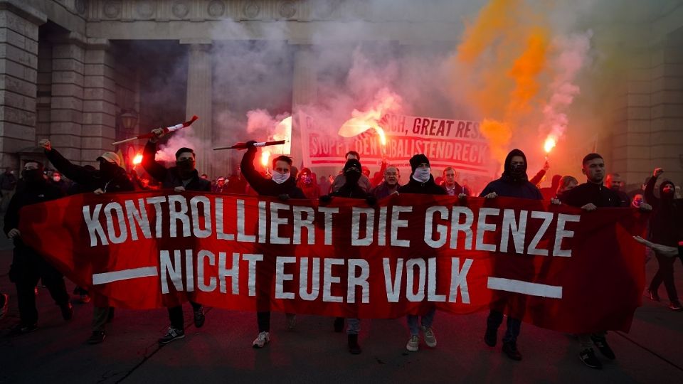 Europeos salen a las calles contra las nuevas restricciones. Foto: AP
