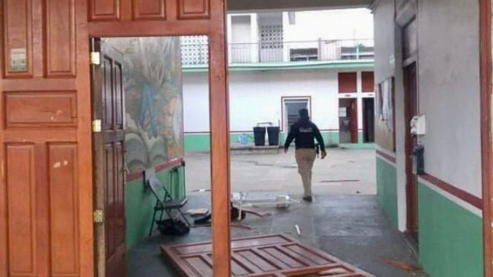 Las personas vandalizaron el Palacio Municipal, destruyendo las puertas de madera Foto: Especial