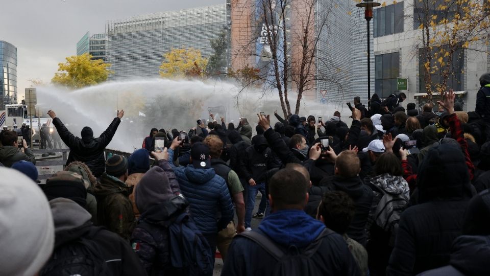 DESDE BÉLGICA.  La Policía antidisturbios usó un cañón de agua contra los manifestantes. Foto: AP y AFP