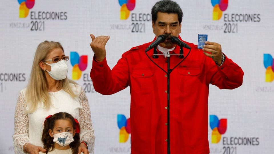 VOTACIÓN. El mandatario acudió a votar acompañado de su nieta y su esposa. Foto: AP