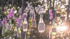 Conoce cómo usar botellas de vidrio para iluminar y decorar el jardín