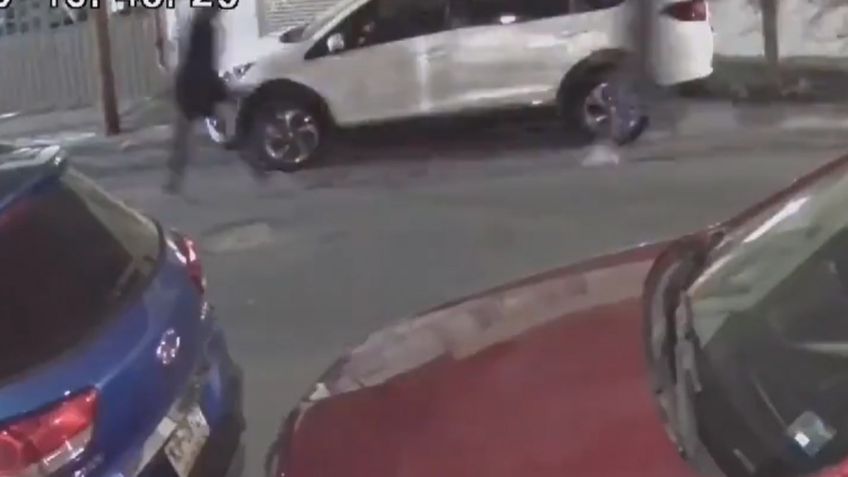 ¡De terror! Amenazan a mujer con pistola para robar su camioneta en segundos, fue en Edomex: VIDEO