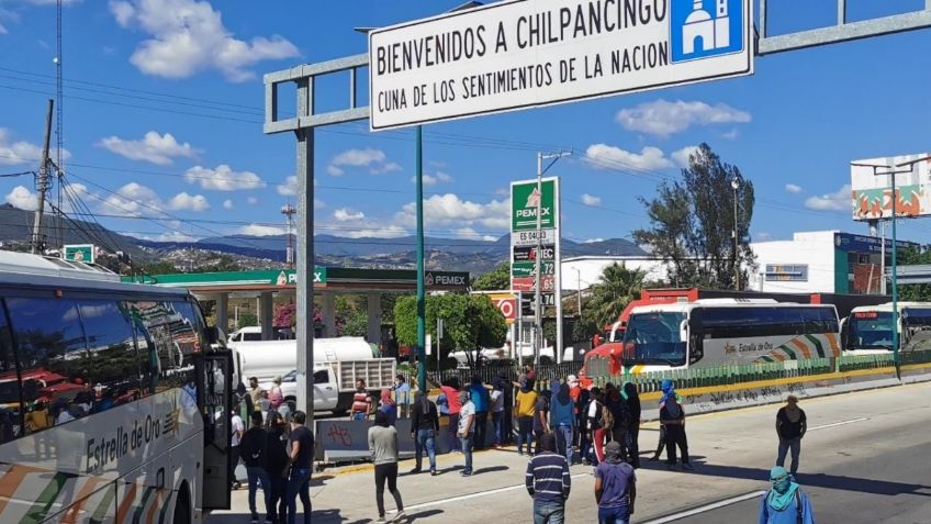 Normalistas de Ayotzinapa bloquean Autopista del Sol en Guerrero